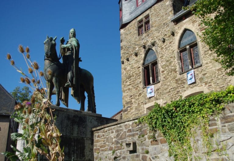 Reiterstandbild Engelberts II von Berg vor Schloss Burg (Foto: Christiane Steinwascher)