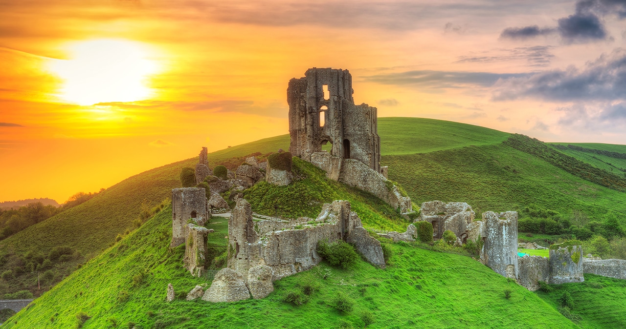 Ruins of the Corfe castle at beautiful sunrise in County Dorset - Patryk Kosmider (AdobeStock: #115720661)